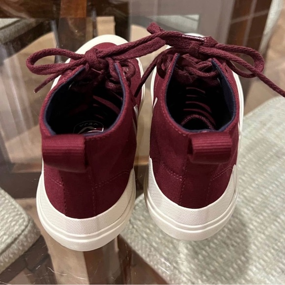 Veja Wata II Canvas in Maroon Red - Picture 4 of 6